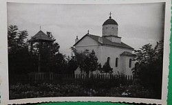 Stari izgled crkve sa originalnom ogradom i drvećem u kapiji