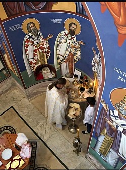 Sveštenik Petar Lazić iznosi sveti kalež za pričešće vjernika.