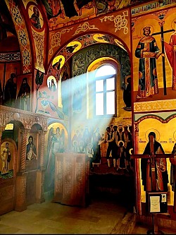 Unutrašnjost crkve Arhangela Gavrila u Čajetini - hor, ikonostas i freske