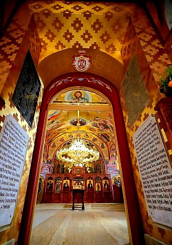 Ulaz u crkvu Arhangela Gavrila u Čajetini