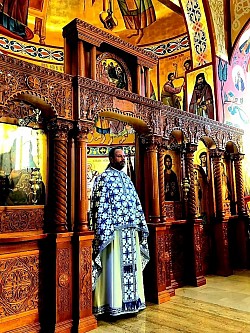 Protojerej Petar Lazić u molitvi pred ikonostasom