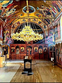 Crkva Svetog Arhangela Gavrila u Čajetini - unutrašnjost crkve - prestona ikona, ikonostas i freska