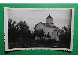 Stari izgled crkve sa originalnom ogradom i drvećem u kapiji