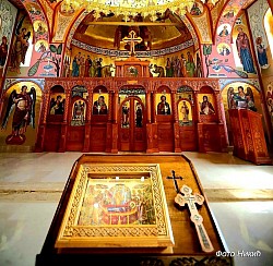 Molitvena tišina u lađi crkve u Čajetini prije početka službe