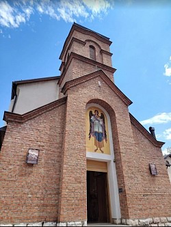 Glavni ulaz u hram s kamenim portalom i mozaikom zaštitnika iznad vrata