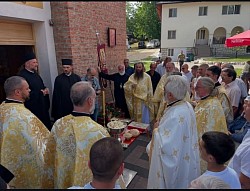Protojerej Petar Lazić blagosilja slavski kolač i žito sa ovogodišnjim prazničnim domaćinima