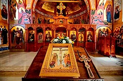 Pogled na pozlaćene i rezbarene carske dveri sa ikonama Blagovijesti u crkvi Svetog Arhanđela Gavrila