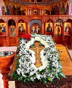 prestone ikone i rezbareni ikonostas, unutrašnjost hrama u čajetini osvijetljena svjetlošću lampi i lustera