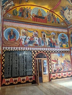 Mermerna ploča sa imenima palih boraca za slobodu otadžbine na zidu hrama u Čajetini