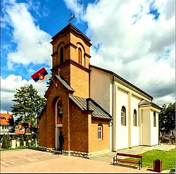 Panoramski pogled na crkvu Svetog Arhangela Gavrila u Čajetini sa bijelom fasadom i visokim zvonikom