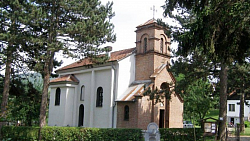 pogled na crkvu i uređeni trijem s borovima s južne strane