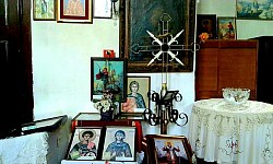 Unutrašnjost crkve u Čajetini s pogledom na stari ikonostas u drvorezbarstvu