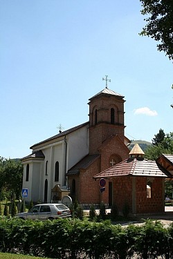 Južna strana crkve u Čajetini, pogled na bočnu fasadu sa izduženim prozorima i kamenim temeljima crkve