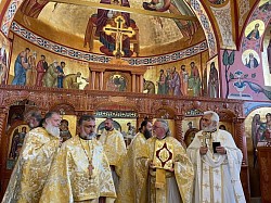 Božanska liturgija u crkvi Svetog Arhangela Gavrila sa nekoliko sveštenika u zlatnotkanim odorama