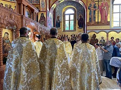 Protojerej-stavrofor Petar Lazić služi svetu liturgiju u crkvi Svetog Arhangela Gavrila