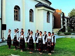 Veliko narodno kolo na crkvenom dvorištu u Čajetini tokom proslave hramovne slave