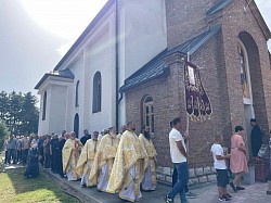 Svećenici Milan i Petar predvode svečanu procesiju