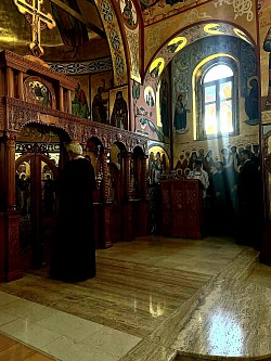 Protojerej-stavrofor Petar Lazić u dubokoj molitvi pred časnim prijestolom u oltaru