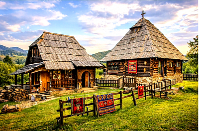 Zlatiborska idila u dvorištu stare kuće s pogledom na šumu Zlatibor i njegovu prepoznatljivu arhitekturu s krovovima od šindre Ugodno zlatiborsko selo s kamenim stazama i drvenim kapijama Zlatiborski raj skriven među zidovima starih seoskih domaćinstava