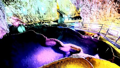 Rožanstvo kao autentično zlatiborsko selo poznato po svojim ljekovitim izvorima i pećinskoj prirodi Zlatibora u svom najmisterioznijem obliku upravo u selu Rožanstvo Zlatiborska idila na proplancima iznad Rožanstva s pogledom na planinski raj Sva zlatiborska sela imaju svoju dušu, a Rožanstvo odiše mirom i tradicijom Zlatiborski raj skriven u podnožju brda koja štite selo Rožanstvo