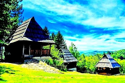 Rakovica kao zlatiborsko selo u kojem se još uvijek osjeća duh stare i netaknute planine; Zlatiborska priroda u Rakovici sa blagim padinama i gustim četinarima; Zlatiborska idila u Rakovici koju čine planinski izvori i tradicionalna domaćinstva; Sva zlatiborska sela nude mir, ali Rakovica je pravi planinski raj za pravi odmor; Zlatibor i njegovi skriveni pejzaži prikazani kroz ljepotu ovog malog zlatiborskog sela.