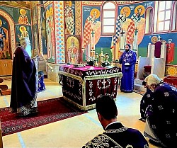 Sveštenik u ljubičastoj odeždi vrši čin kađenja pred ikonostasom u Hramu Preobraženja Gospodnjeg na Zlatiboru tokom dugog bratskog sastanka sveštenstva namesništava užičkog i račanskog. U pozadini se vidi dubok freskopis na zidovima i veliki zlatni polijelej, dok ostali sveštenici u mantijama zajedno mole u crkvi