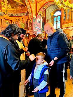 Sedmostruko pomazivanje vernika osvećenim jelejem u hramu u Čajetini. Sveštenici i jeromonasi pomazuju verni narod osvećenim uljem za zdravlje i okrepljenje. Detalj sa službe Svete tajne jeleosvećenja u opštini Čajetina tokom Strasne sedmice. Molitveni obred pomazivanja vernika u zlatiborskom hramu uz prisustvo monahinja iz manastira Dubrava