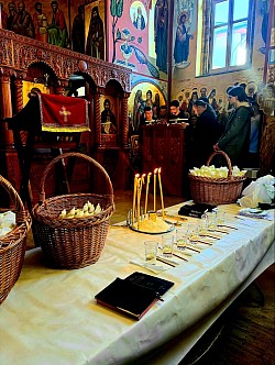 Osvećeno ulje i brašno na trpezi ispred oltara u hramu Svetog arhangela Gavrila u Čajetini. Prilozi vernika za blagoslov doma na Svetoj tajni jeleosvećenja. Pravoslavna tradicija osvećenja jeleja i pšenice na Zlatiboru. Blagoslov manastira Dubrava i Uvac kroz molitve sedam sveštenika za zdravlje porodica u Čajetini i okolnim selima