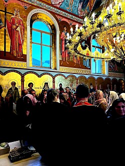 Unutrašnjost hrama Svetog arhangela Gavrila u Čajetini tokom velike večernje službe jeleosvećenja. Duhovna atmosfera u crkvi sa vernicima iz Čajetine, Sirogojna i Draglice pred Vaskrs. Svečano bogosluženje u zlatiborskom kraju sa jeromonasima i monahinjama. Najveće molitveno sabranje za zdravlje u opštini Čajetina 2026. godine uz sedam pomazivanja vernika