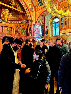 Veličanstvena zajednička molitva za zdravlje i duhovno isceljenje tokom Svete tajne jeleosvećenja u hramu Svetog arhangela Gavrila u Čajetini. Verni narod zlatiborskog kraja ispunio je čajetinsku crkvu do poslednjeg mesta na Veliku sredu pred Vaskrs 2026. godine. Na slici se vidi mnoštvo vernika sa upaljenim voštanim svećama u ruci, koji učestvuju u sabornoj molitvi za zdravlje porodice i okrepljenje bolesnih. Prisutni su stanovnici Čajetine, Zlatibora, Sirogojna i okolnih sela koji poštuju pravoslavne običaje pred vaskršnje praznike u opštini Čajetina