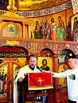 Sedam pravoslavnih sveštenika i jeromonaha iz zlatiborskog namesništva zajedno služe Svetu tajnu jeleosvećenja u hramu u Čajetini. Među služiteljima su sveštenici iz Sirogojna, Draglice, sa Zlatibora i domaćini iz Čajetine sa đakonom. Poseban značaj službi daju jeromonasi iz manastira Dubrava i manastira Uvac, kao i prisustvo monahinja iz manastira Dubrava. Slika prikazuje snagu pravoslavne sabornosti i zajedničkog molitvenog zastupanja sveštenstva i monaštva za dobrobit i ozdravljenje vernog naroda i parohije čajetinske