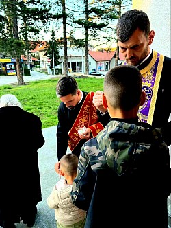 Detaljan prikaz pravoslavnog obreda sedmostrukog pomazivanja vernika osvećenim jelejem tokom Svete tajne jeleosvećenja u Čajetini. Sveštenici i jeromonasi iz manastira Uvac i Dubrava pomazuju vernike osvećenim uljem sedam puta za oproštaj grehova i telesno isceljenje. Lica vernika i dece iz Čajetine i sa Zlatibora ispunjena pobožnošću tokom pomazivanja na česnim mestima glave i ruku. Ovaj sveti čin vrši se u sklopu Strasne sedmice i pripreme za Vaskrsenje Hristovo u hramu Svetog arhangela Gavrila pod vođstvom sedam sveštenoslužitelja