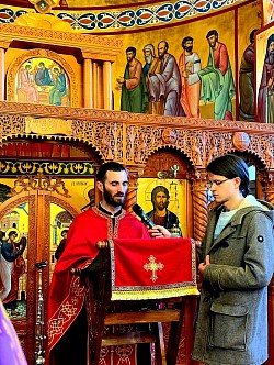 Sveštenik sa Zlatibora i čajetinsko sveštenstvo sa đakonom tokom molitvenog zastupanja na Svetoj tajni jeleosvećenja. Slika prikazuje detalj otvorene knjige Trebnika i Jevanđelja iz kojih se čita sedam spasonosnih pouka. Ovo sabranje sveštenika zlatiborskog namesništva u opštini Čajetina simbolizuje jedinstvo crkve u molitvi za zdravlje svakog pojedinca. Prisutne monahinje iz manastira Dubrava tihom molitvom prate glasno čitanje jevanđeljskih istina, dok se u hramu oseća duboka pobožnost. Кroz sedam čitanja i sedam molitvi, sveštenoslužitelji iz Čajetine, Draglice i Sirogojna utvrđuju veru u vaskrslog Hrista Lekara